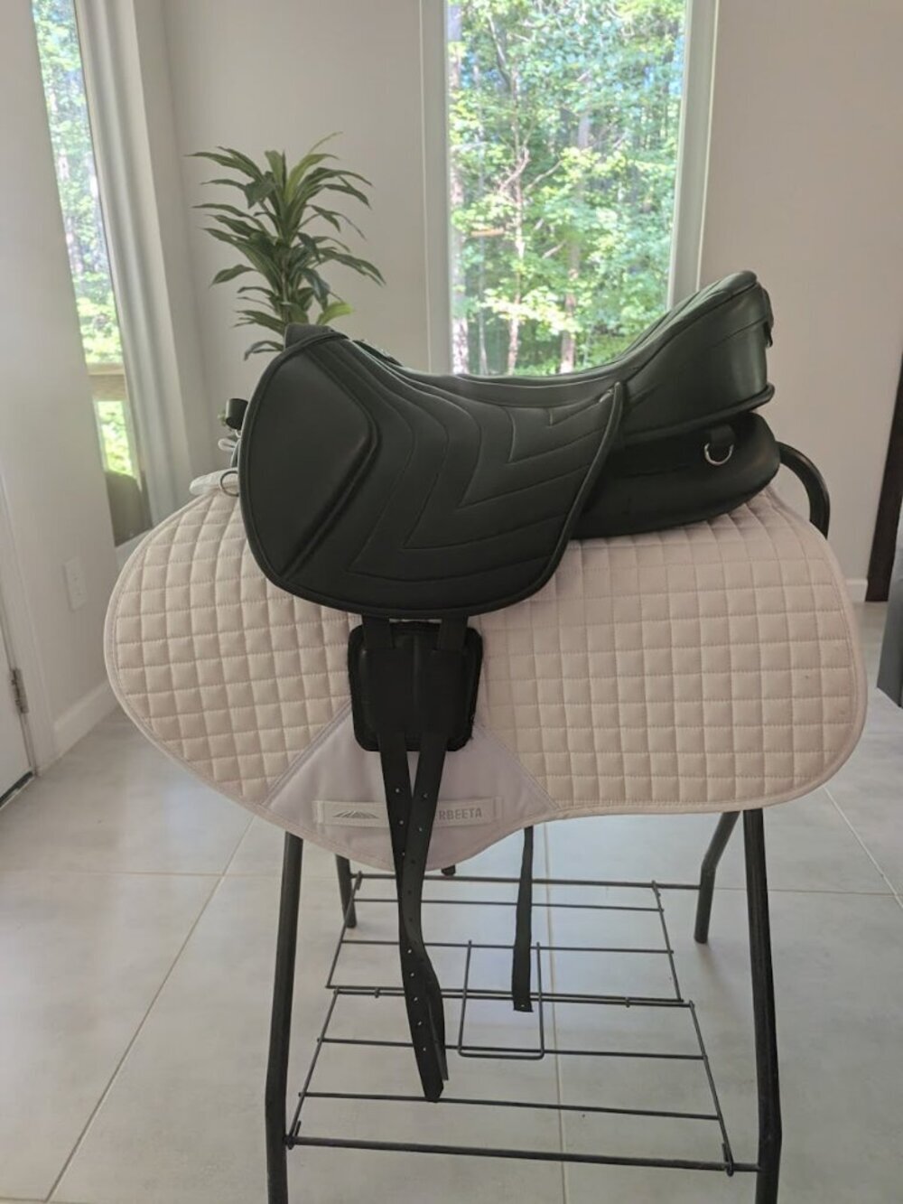 Ghost Treeless Ferrara Soft Saddle – 17” Seat – Black – Excellent Condition